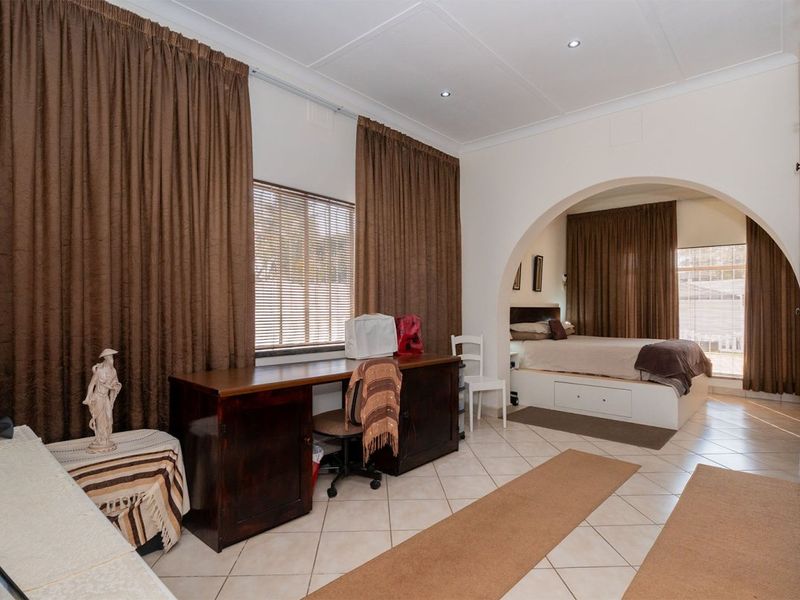 Charming 3-Bedroom Family Home with Secure Living - Photo 5