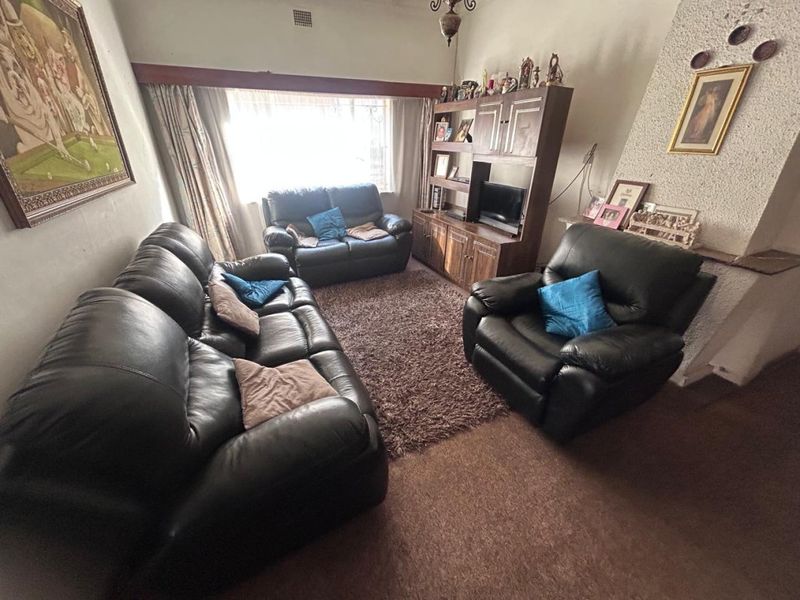 Spacious 4-Bedroom Family Home with Cottage Potential - Photo 8
