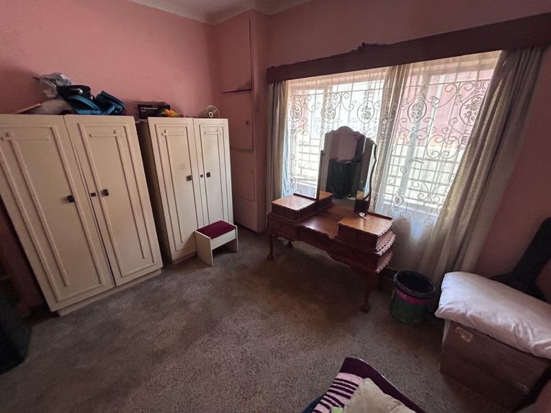Spacious 4-Bedroom Family Home with Cottage Potential - Photo 4