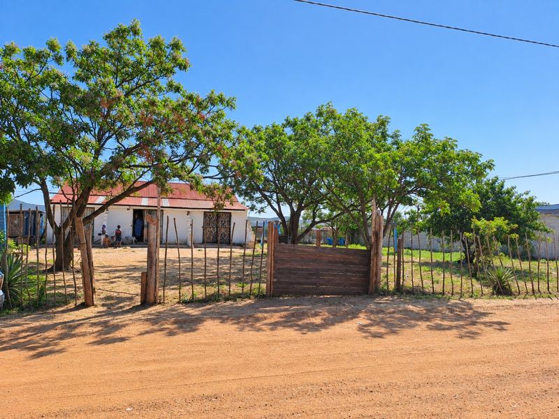 992sqm Serviced Erf with 3-Bed Home Converted into 3 Apartments - Photo 3