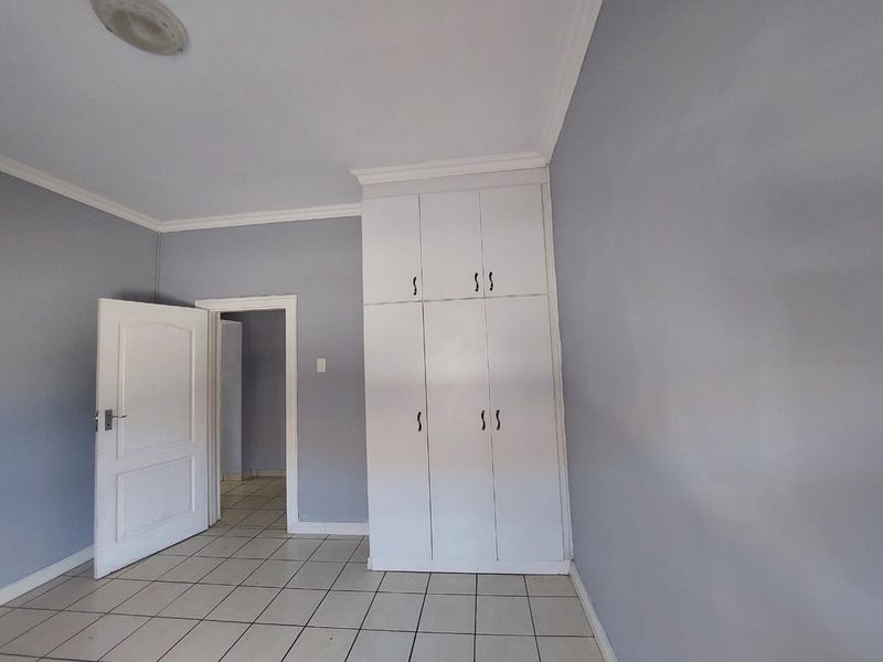 Richmond Estate Family Home with Open plan kitchen - Photo 9