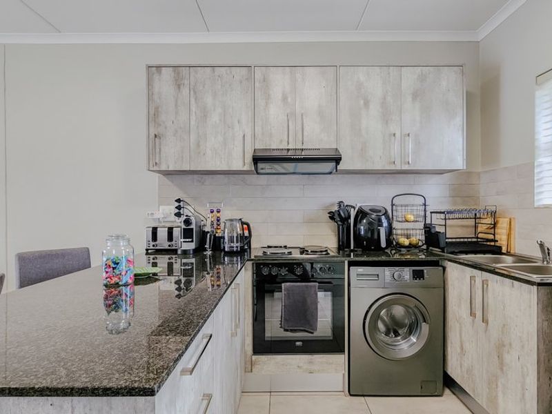 Lock up & go Townhouse Living in La Vignia Estate, Zonnendal, Kraaifontein - Photo 4