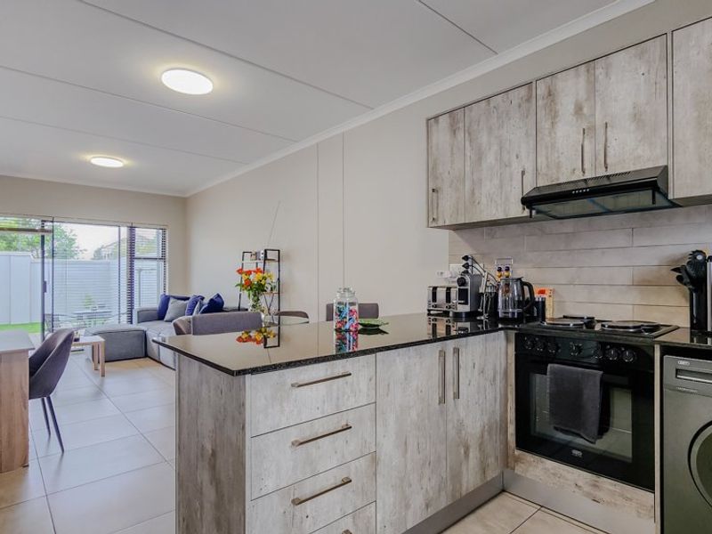 Lock up & go Townhouse Living in La Vignia Estate, Zonnendal, Kraaifontein - Photo 5