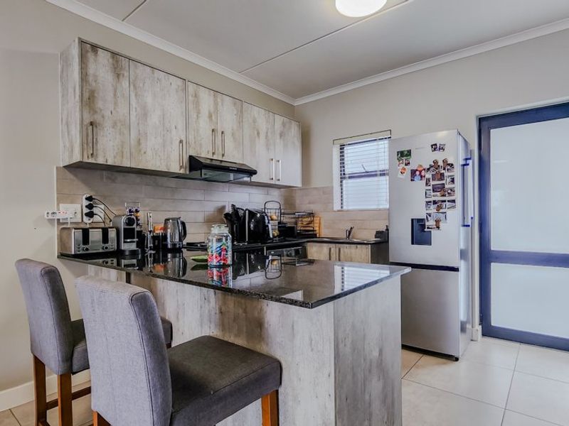 Lock up & go Townhouse Living in La Vignia Estate, Zonnendal, Kraaifontein - Photo 3
