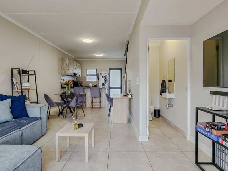 Lock up & go Townhouse Living in La Vignia Estate, Zonnendal, Kraaifontein - Photo 8