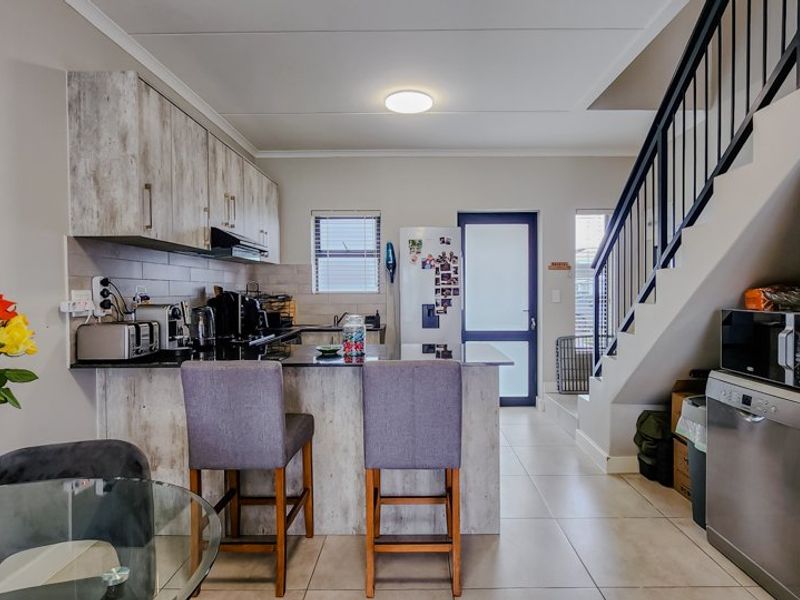 Lock up & go Townhouse Living in La Vignia Estate, Zonnendal, Kraaifontein - Photo 7