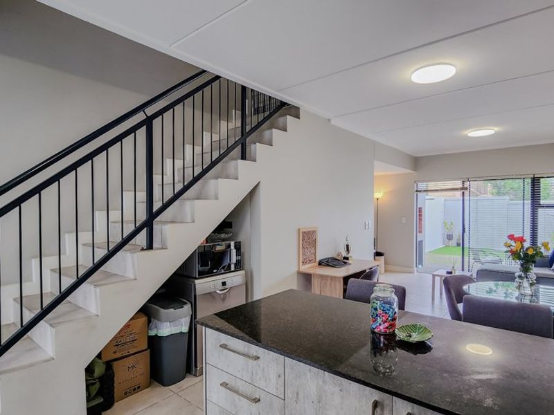 Lock up & go Townhouse Living in La Vignia Estate, Zonnendal, Kraaifontein - Photo 6