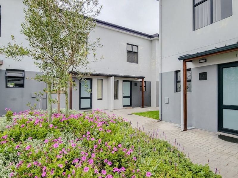 Lock up & go Townhouse Living in La Vignia Estate, Zonnendal, Kraaifontein - Photo 2