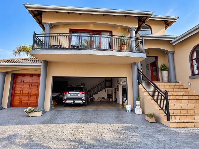 5 Bedroom 4 Bathroom House in Irene View Estate - Photo 2