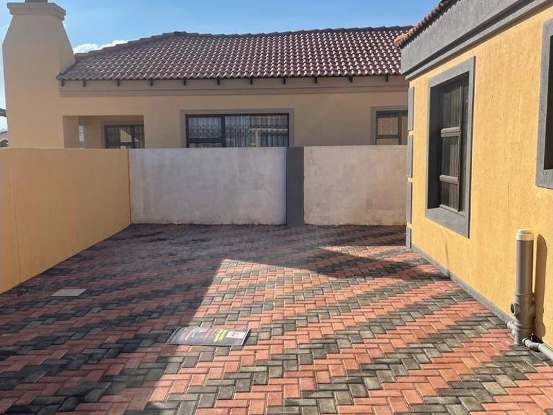Charming 3 bed home in Klerksoord with solar geyser - Photo 4