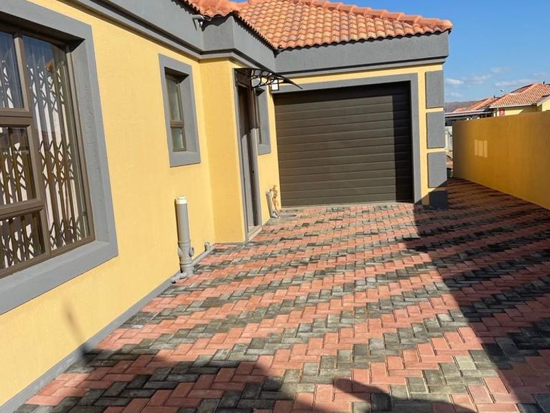 Charming 3 bed home in Klerksoord with solar geyser - Photo 2