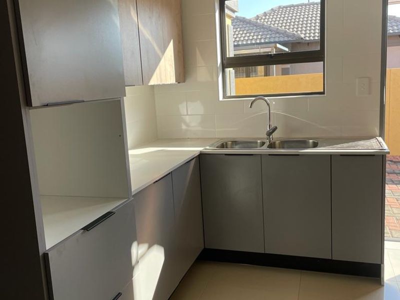 Charming 3 bed home in Klerksoord with solar geyser - Photo 5