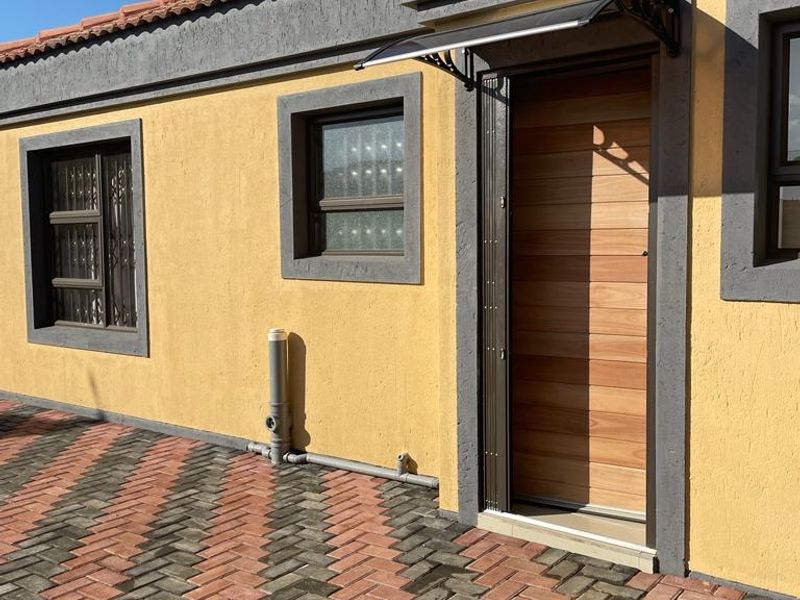 Charming 3 bed home in Klerksoord with solar geyser - Photo 3