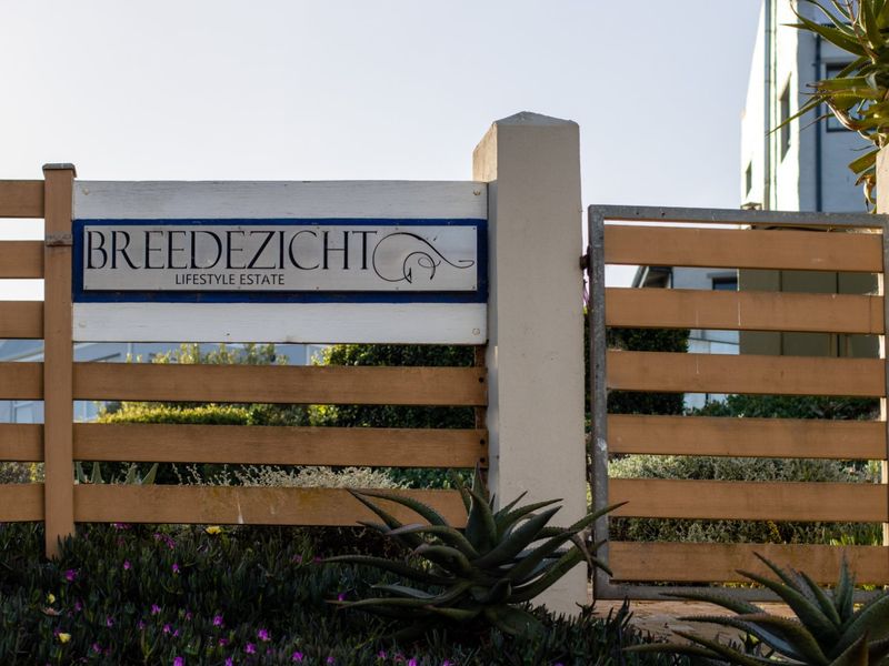 Entrance signage and timber slat fencing at the perimeter of the Breedezicht Lifestyle Estate.