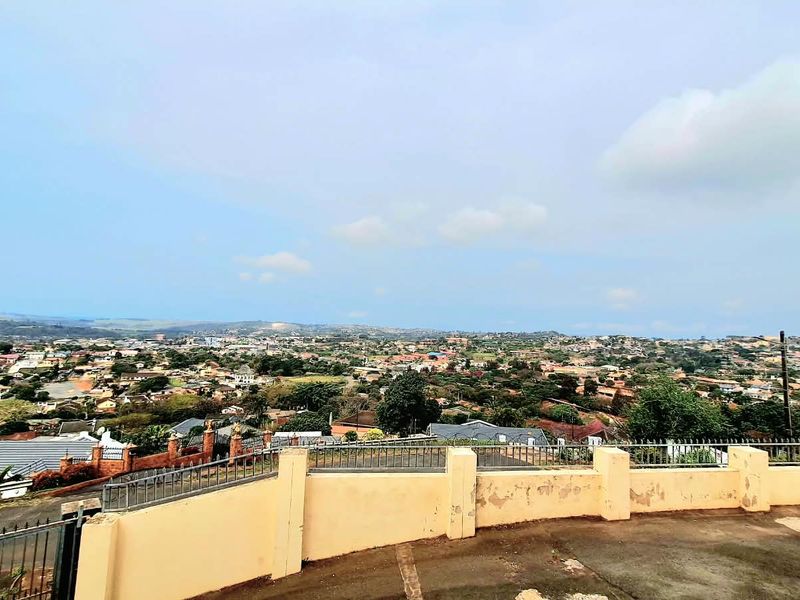 Spacious 4-Bedroom Home with Breathtaking Verulam Views - Photo 4