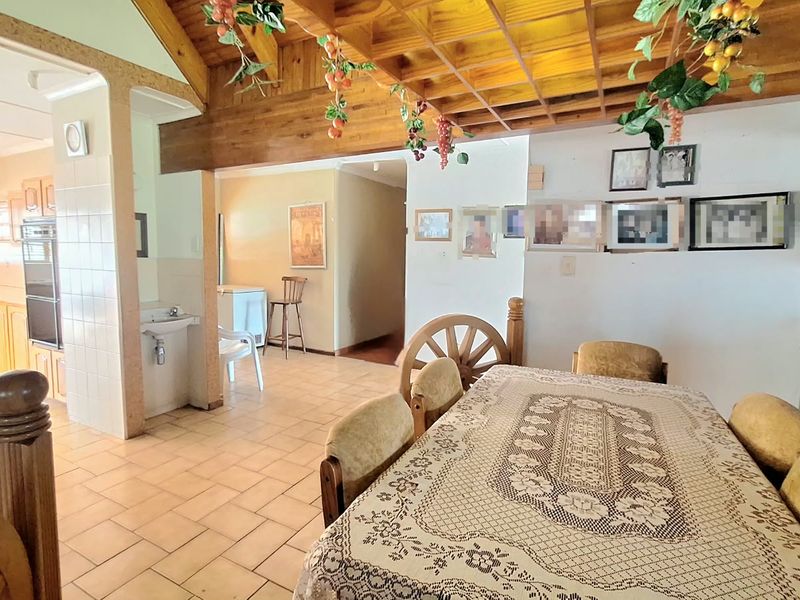 Spacious 4-Bedroom Home with Breathtaking Verulam Views - Photo 10