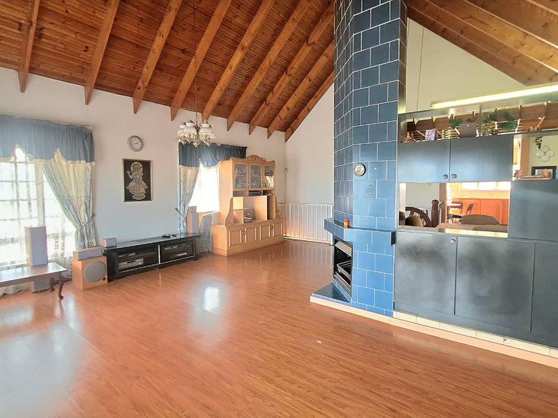 Spacious 4-Bedroom Home with Breathtaking Verulam Views - Photo 7