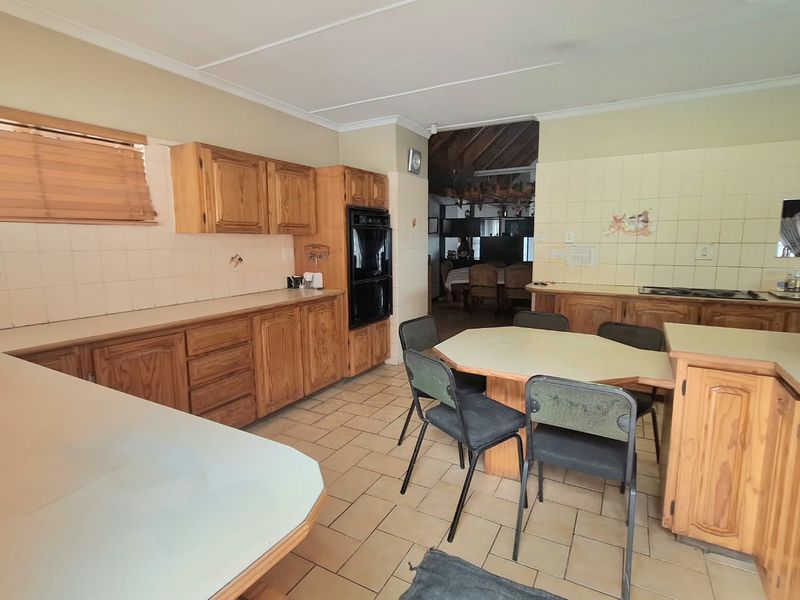 Spacious 4-Bedroom Home with Breathtaking Verulam Views - Photo 9