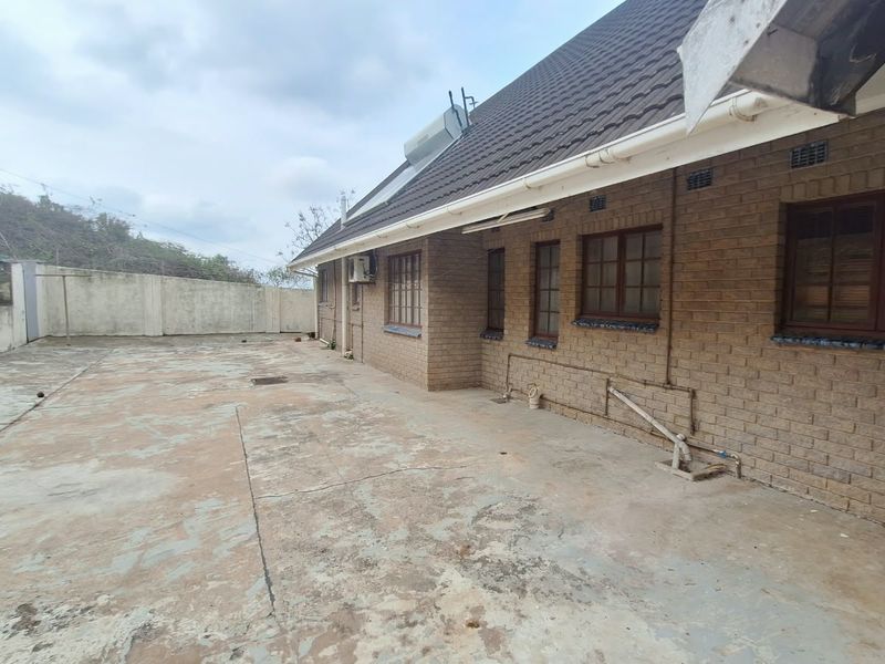 Spacious 4-Bedroom Home with Breathtaking Verulam Views - Photo 3