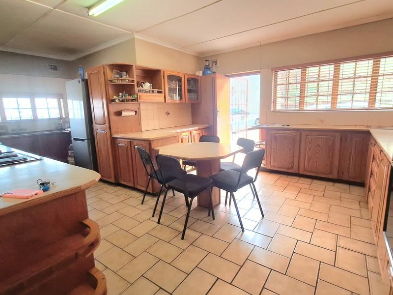 Spacious 4-Bedroom Home with Breathtaking Verulam Views - Photo 8