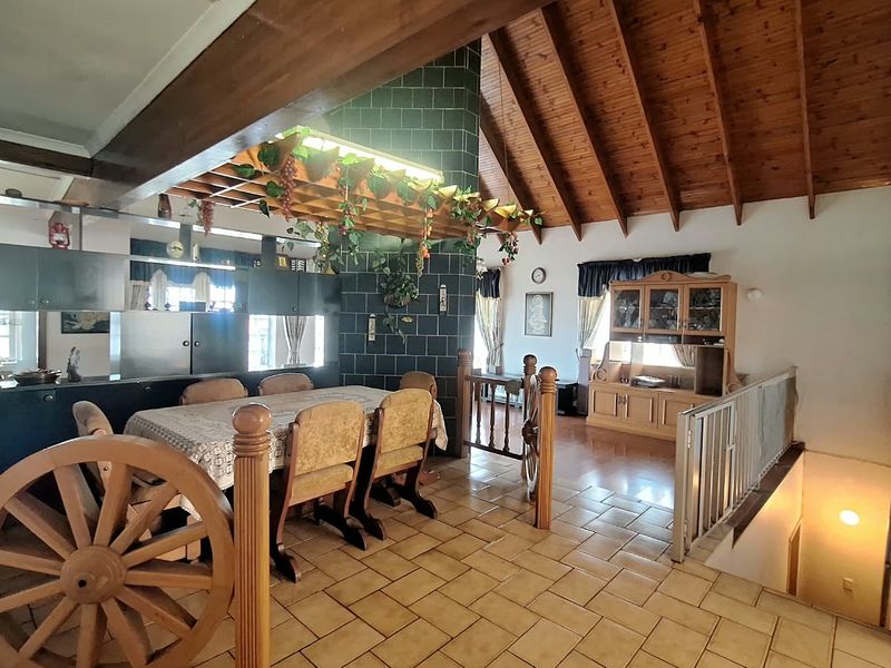 Spacious 4-Bedroom Home with Breathtaking Verulam Views - Photo 6