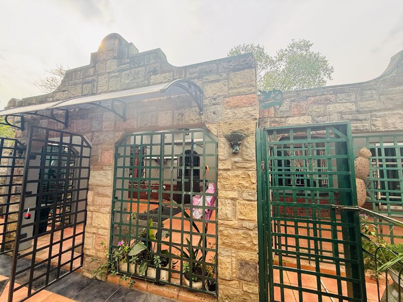 Attention investors!! A Property with Options, Potential & Position.. - Photo 3
