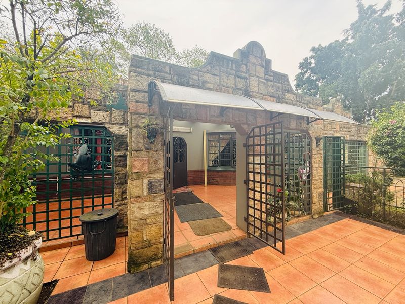 Attention investors!! A Property with Options, Potential & Position.. - Photo 9