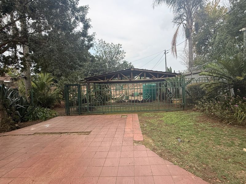 Attention investors!! A Property with Options, Potential & Position.. - Photo 8