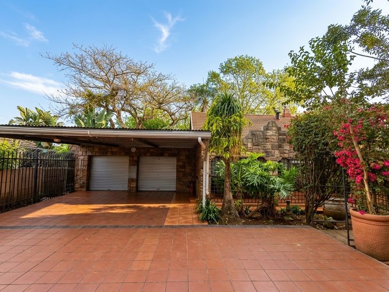 Attention investors!! A Property with Options, Potential & Position.. - Photo 2