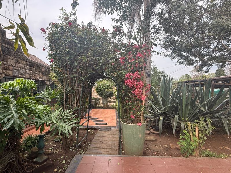 Attention investors!! A Property with Options, Potential & Position.. - Photo 4