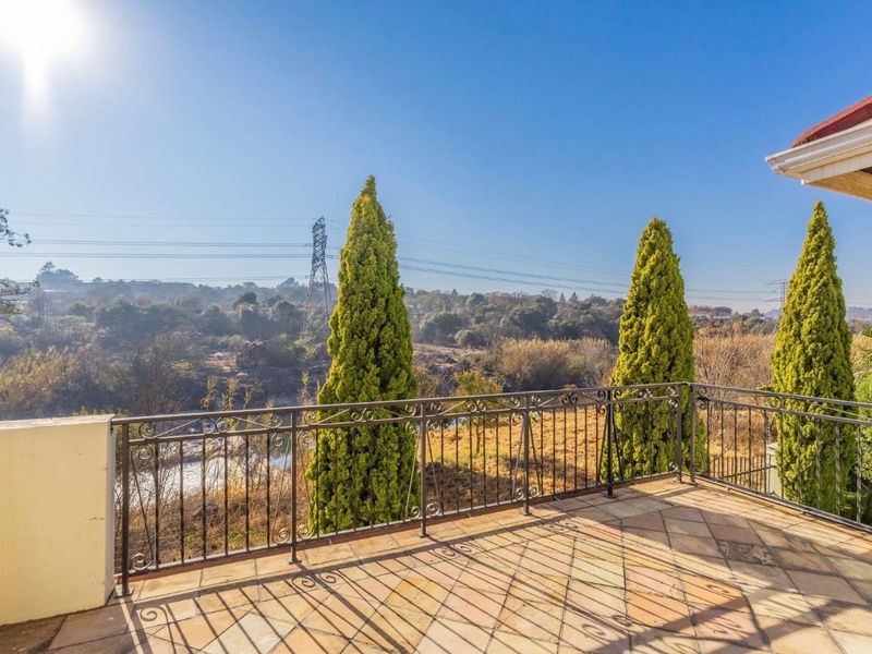 RIVERSIDE LUXURY IN THE HEART OF LONEHILL - Photo 4