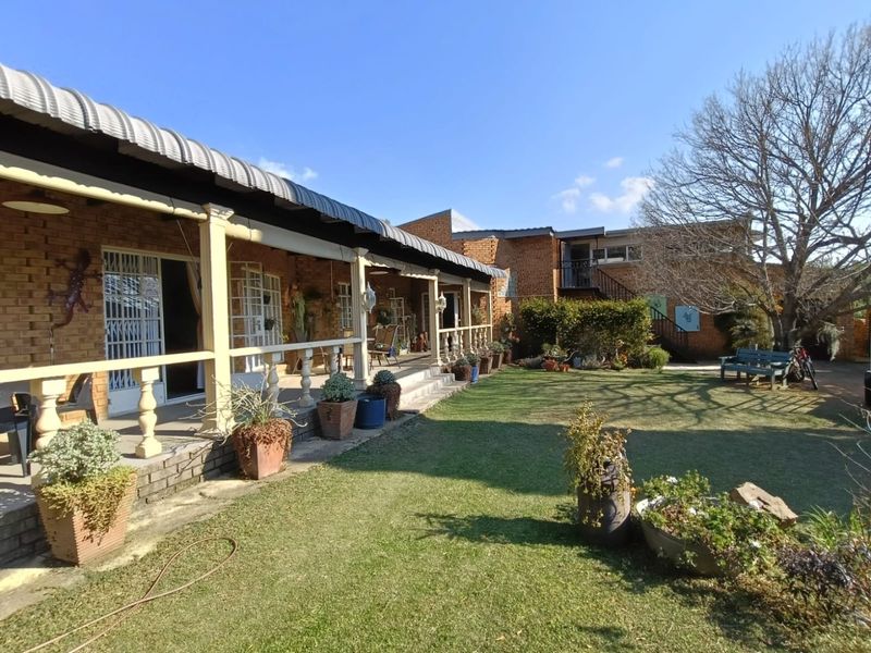 6 BEDROOMS | 4 KITCHENS | 5 BATHROOMS | INCOME POTENTIAL! - Photo 3