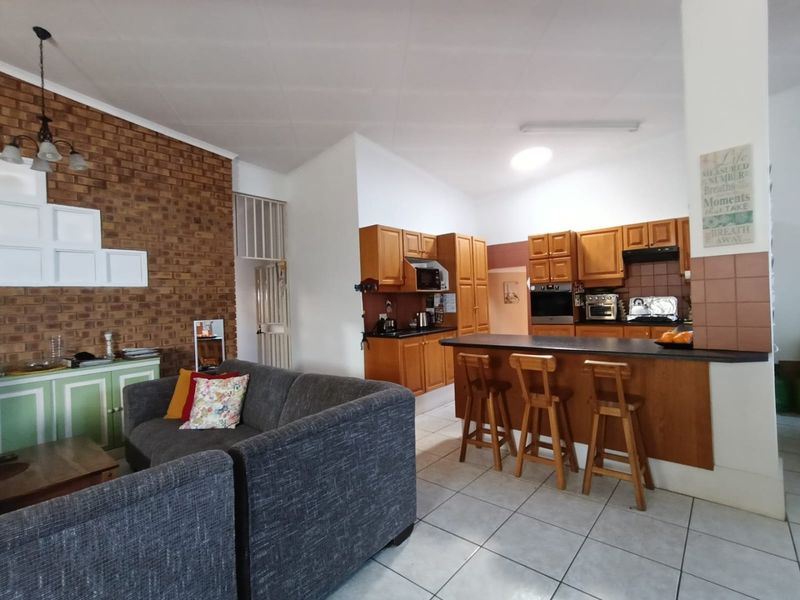 6 BEDROOMS | 4 KITCHENS | 5 BATHROOMS | INCOME POTENTIAL! - Photo 9