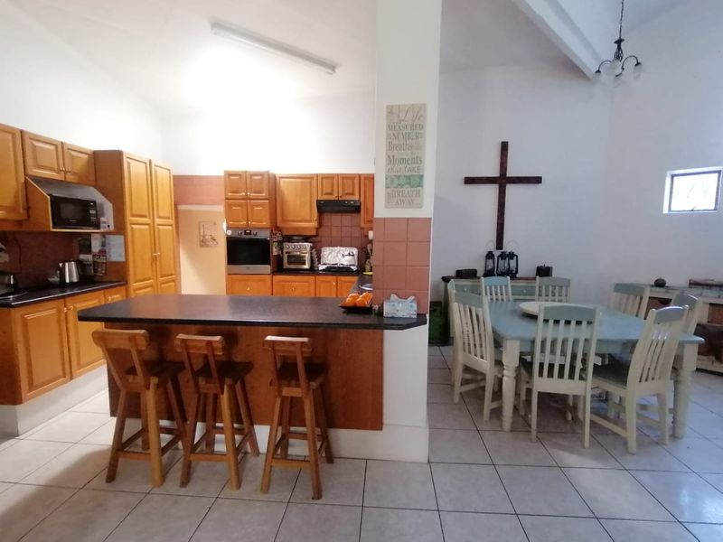 6 BEDROOMS | 4 KITCHENS | 5 BATHROOMS | INCOME POTENTIAL! - Photo 4
