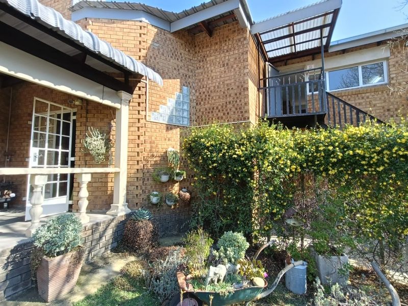 6 BEDROOMS | 4 KITCHENS | 5 BATHROOMS | INCOME POTENTIAL! - Photo 2