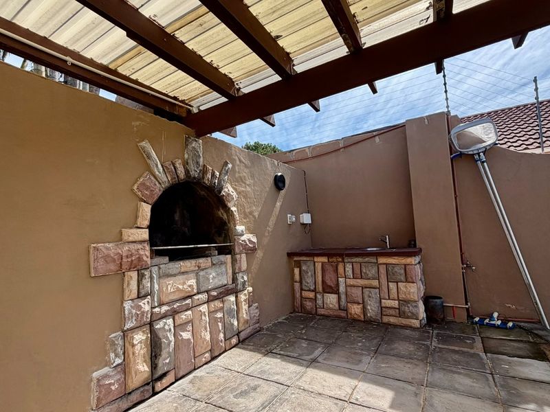 Family Living At Its Finest In Uvongo  - Photo 9