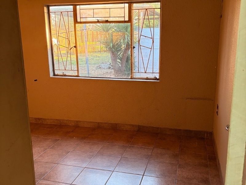 Lovely Two-Bedroom Townhouse To Let  Looking for a comfortable, modern and secure place to call home? This lovely two-bedroom townhouse offers everything you need for easy, convenient living.  Property Features:  2 spacious bedrooms 1 bathroom Comfortable living area Pet-friendly  Safe and secure environment Prepaid electricity Water usage monitored by a monthly meter reading Well-maintained property  Perfect for a small family, couple or professional looking for a secure and comfortable home. - Photo 5