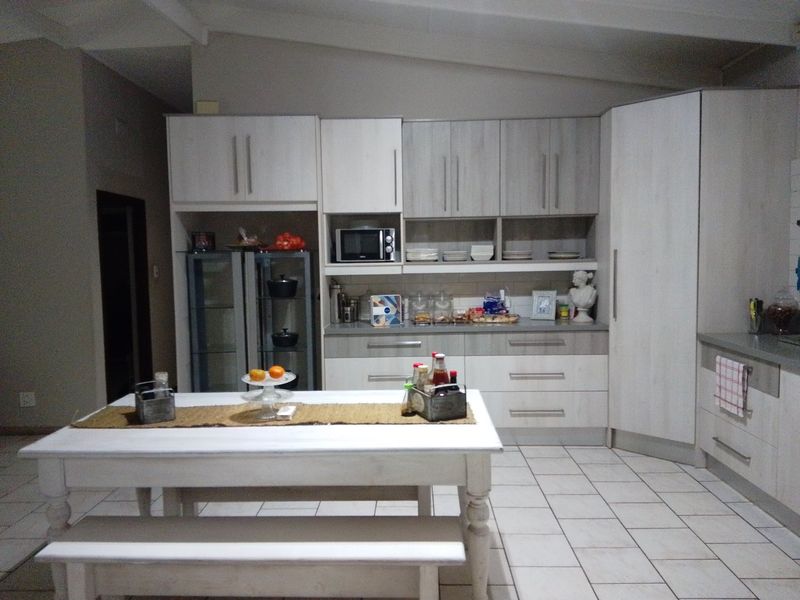 Huge house in marina beach with several options of living including a Loft - Photo 2