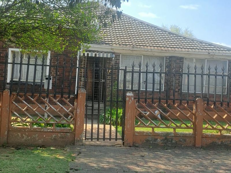 Charming Boksburg Home with Cottage and Flatlet - Photo 2