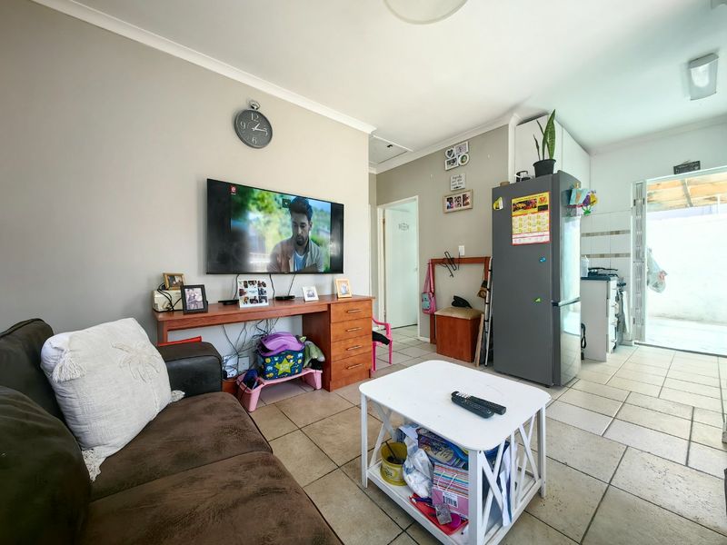 Neat and secure 2 Bedroom - Photo 10