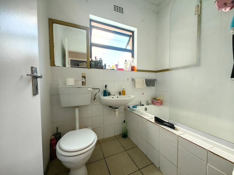 Neat and secure 2 Bedroom - Photo 6
