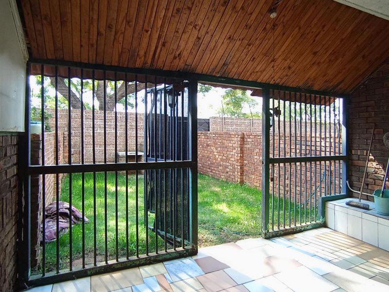 2 Bedroom Townhouse for sale in Claremont  - Photo 5