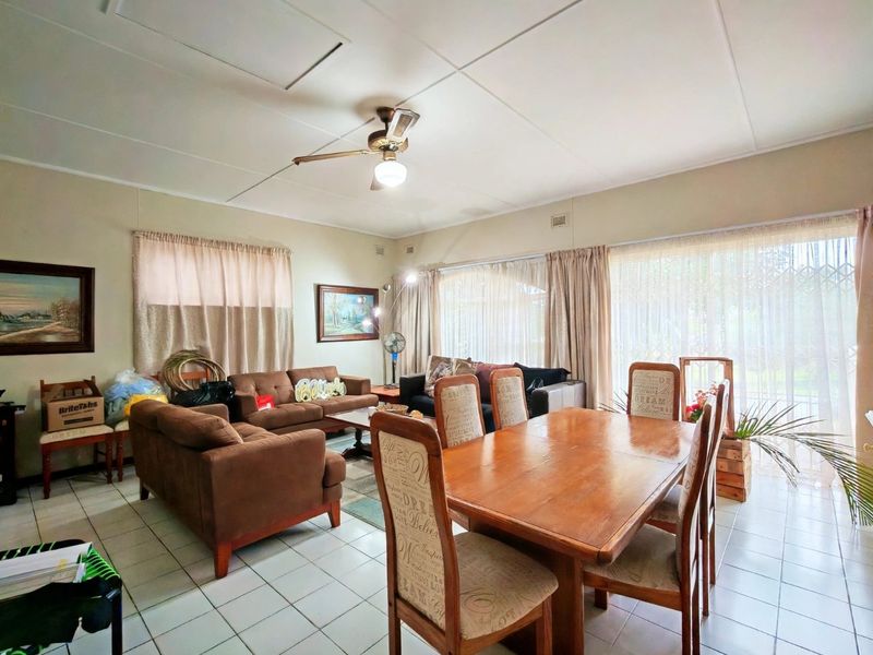4 Bedroom House for Sale in Blythedale Beach, KZN - Photo 5