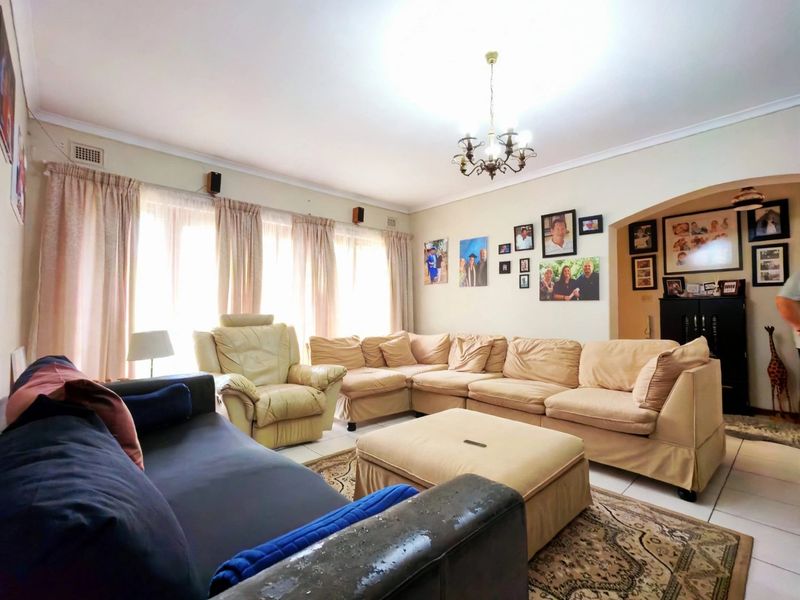 4 Bedroom House for Sale in Blythedale Beach, KZN - Photo 4