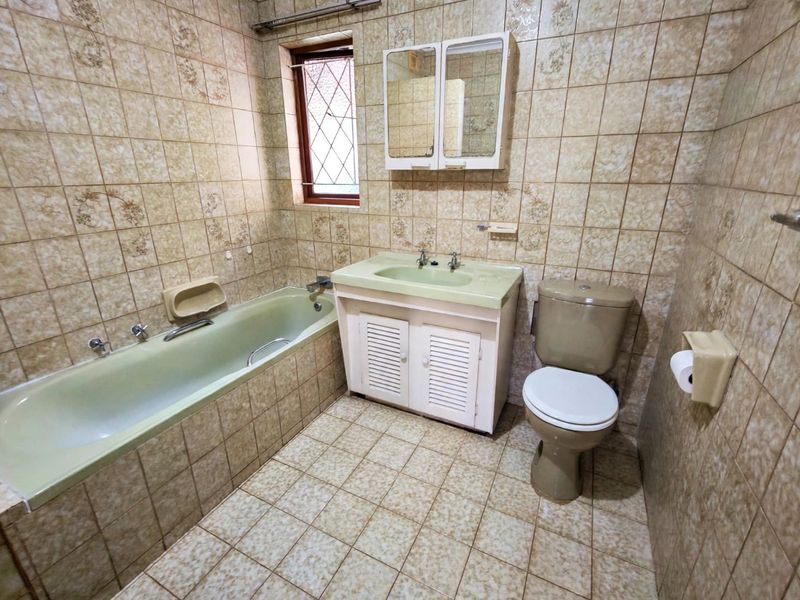 4 Bedroom House for Sale in Blythedale Beach, KZN - Photo 10