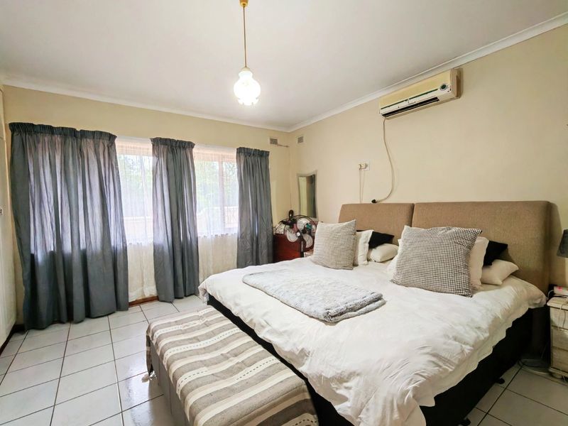 4 Bedroom House for Sale in Blythedale Beach, KZN - Photo 8