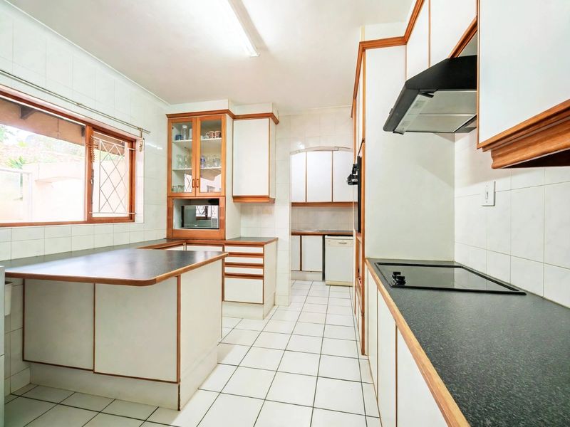 4 Bedroom House for Sale in Blythedale Beach, KZN - Photo 6