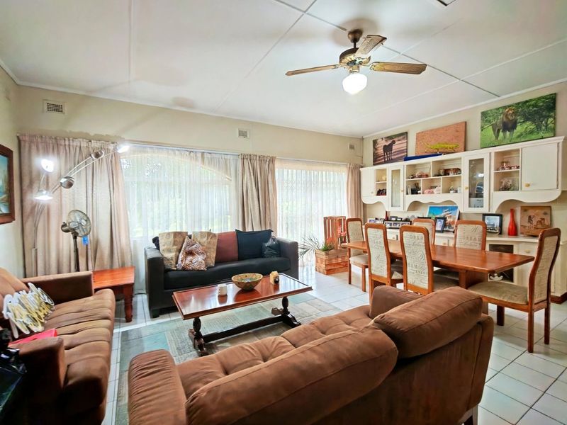 4 Bedroom House for Sale in Blythedale Beach, KZN - Photo 3