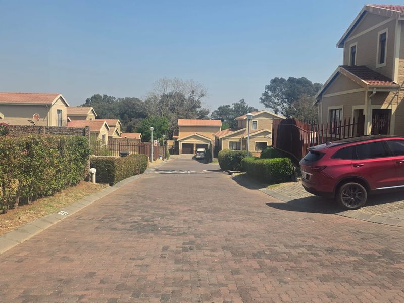 Exceptional 4-Bedroom Family Haven in Secure Estate - Photo 2