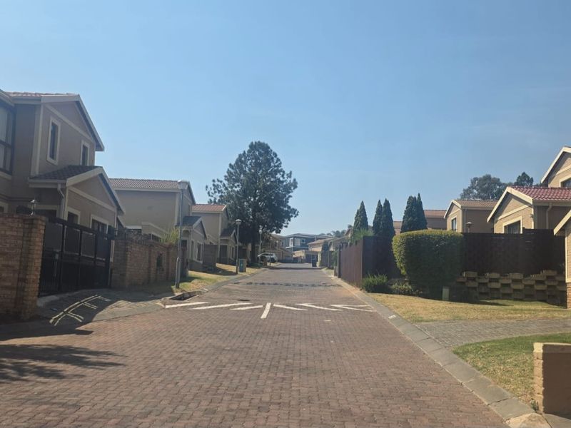 Exceptional 4-Bedroom Family Haven in Secure Estate - Photo 4